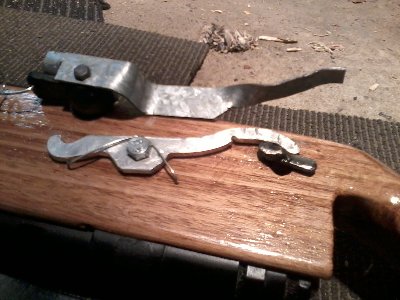 Trigger setup / cocking lever<br />Trigger is in the center of the stock, accesable througha  grove on the other side, it turns the small dark piece of steel anticlockwise, which turns the aluminium part and releases the ball valve lever