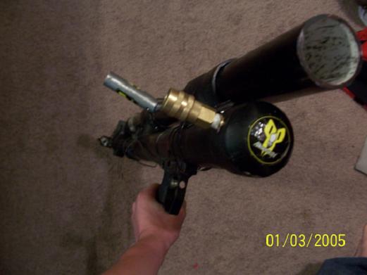 Here you can see the valve we use to connect the cannon to the air supply. Eventualy I will replace it with a check valve.
